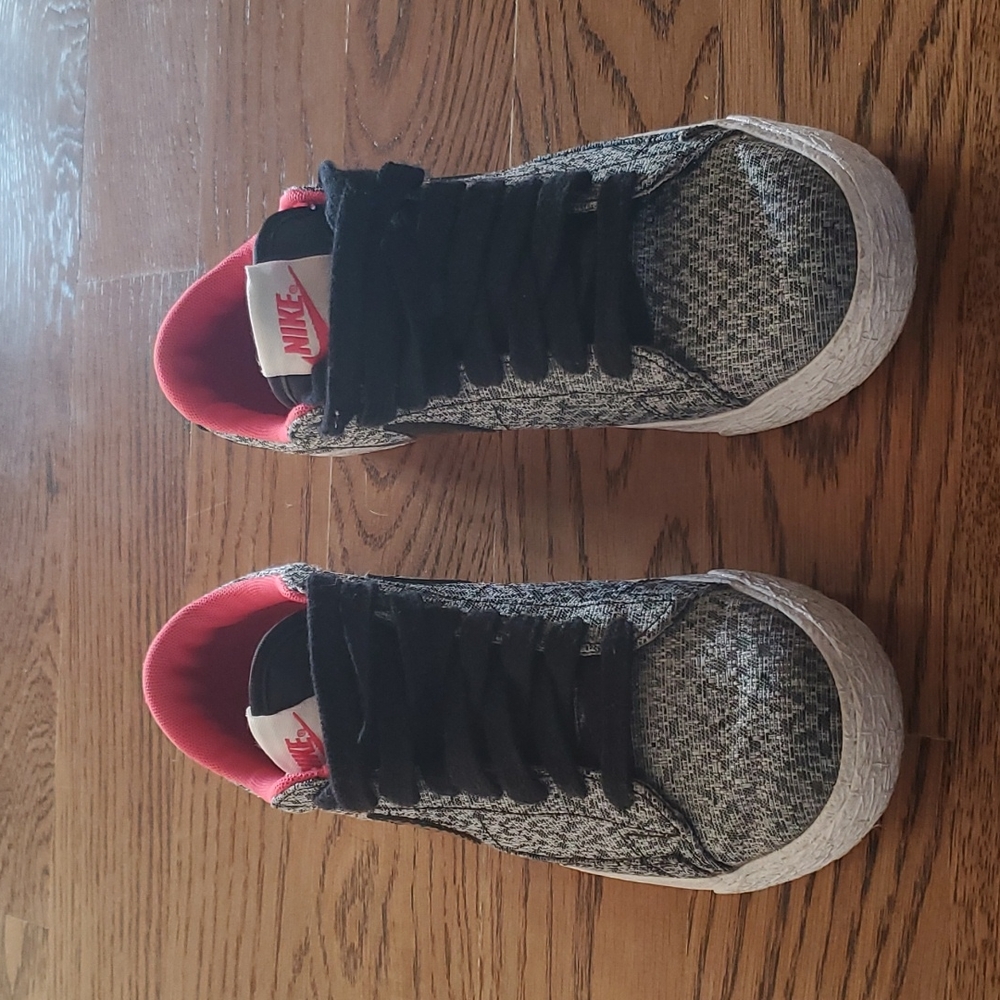 Womans Nike Gray/White sneakers with Black and Pink accents.